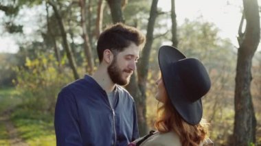 Glamorous kız güneşli bahar parkında erkek sakal caresses. 4k