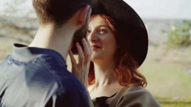 Glamorous kız erkek sakal Caresses ve bahar doğa onu öpmek