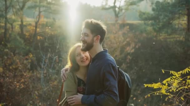 Портрет романтичної пари пестить один одного на мальовничій природі — стокове відео