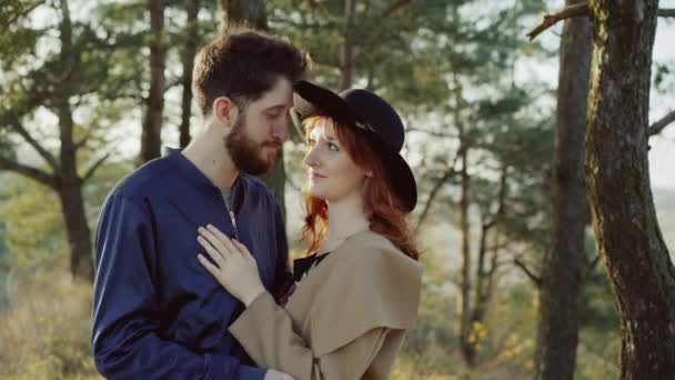 Glückliches Paar in Umarmung beim Sprechen, Küssen und Streicheln im Park — Stockvideo