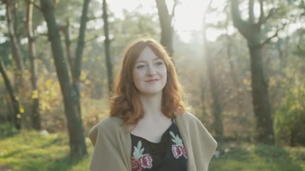 Güneşli bahar parkında şapka ve ceket yürüyüşleri ve sevinç içinde şık kız — Stok video