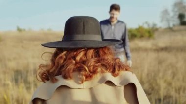 Kızıl saçlı kız onun erkek arkadaşı güneşli bozkır geliyor