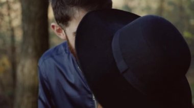 Mutlu çift öpmek her diğer ile gülümseme içinde the Park