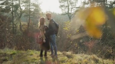 Romantik Çift Caresses ve pitoresk doğa birbirlerine konuşma