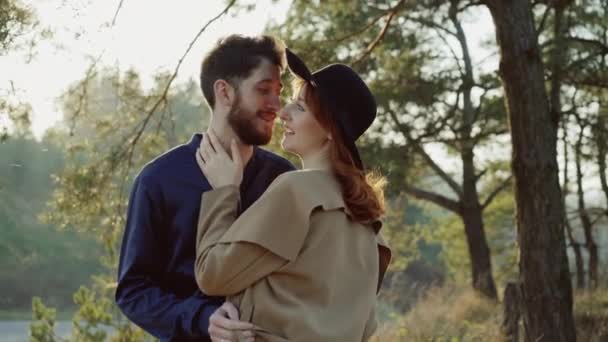 Liebliches Paar küsst, streichelt und flirtet im Herbstpark — Stockvideo