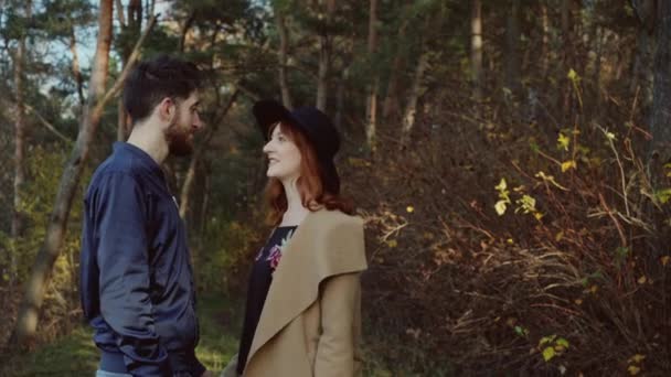 Pareja feliz enamorada en un paseo romántico en un parque de primavera. 4K — Vídeos de Stock