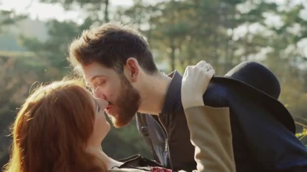 행복한 부부는 봄, 햇볕이 잘 드는 공원에서 카메라에서 포옹을 포즈 — 비디오