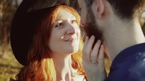 Portret van gelukkig paar in liefde kussen elkaar op zonnige natuur — Stockvideo