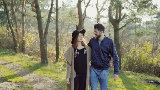 Couple heureux en amour promenades dans le parc de printemps pittoresque et ensoleillé — Video