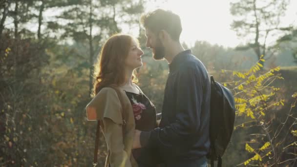 Porträt eines romantischen Paares in Umarmungen posiert mit Hut auf der Natur — Stockvideo