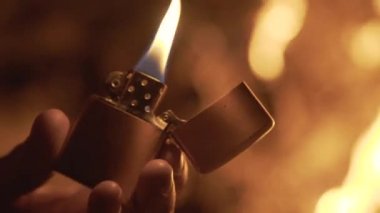 Erkek eller geceleri kamp ateşi arka planda daha hafif yakar