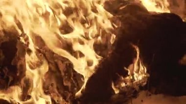 Gece kıvılcımları ile yanan yanan capmfire görünümü. 4k
