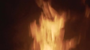 Kıvılcımlar ve kül ile karanlıkta yanan bir kamp ateşi arka plan