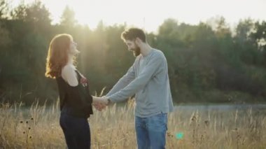 Günbatımında bir doğaya aşk komik Semazen Carefree çift