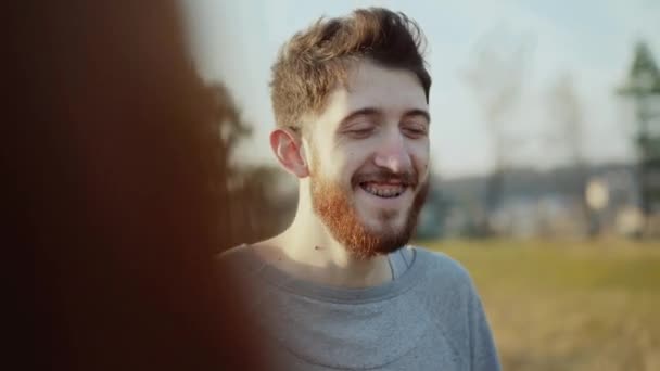 Portret szczęśliwy, skromny człowiek uśmiechnięty i patrząc na jego dziewczynę — Wideo stockowe