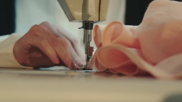 Vista próxima de costurar a costura em pano com máquina de costura — Vídeo de Stock
