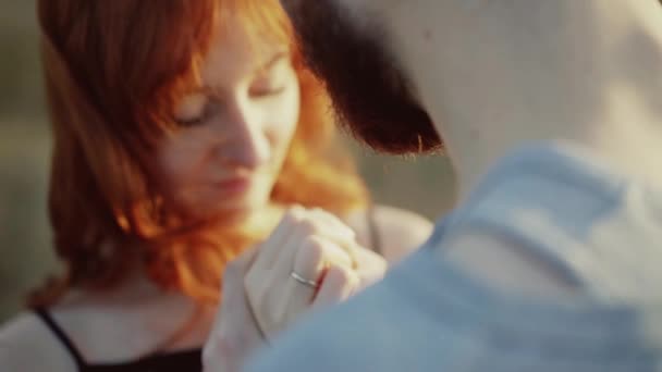 Близкий портрет мужчины целует женскую руку с обручальным кольцом на пальце — стоковое видео