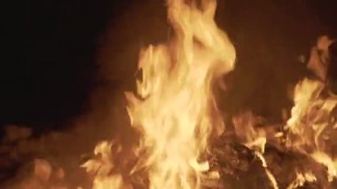 Gece kıvılcımları ile yanan yanan kapmfire. 4k