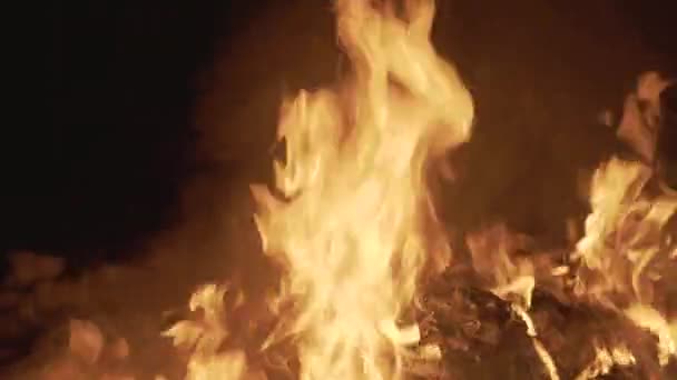 Un feu de cheminée flamboyant avec des étincelles la nuit. 4K 