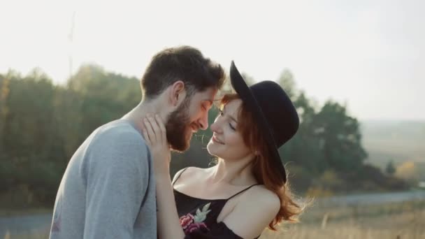 Gelukkig paar in liefde kussen en streelt elkaar in de zonnige steppe — Stockvideo