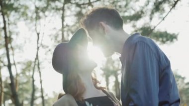 Birbirlerine el tutan çift, Güneş Blink romantik öpücük