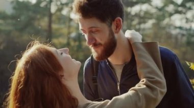 Bahar, güneşli Park kamera kucaklayan poz mutlu çift