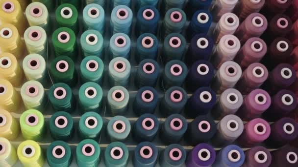 Piękne tło zestawu wielu kolorowych szpul nici — Wideo stockowe