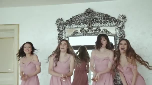 Šťastné dívky ve večerních šatech se otáčejí a vyhazuje dovnitř obálky — Stock video