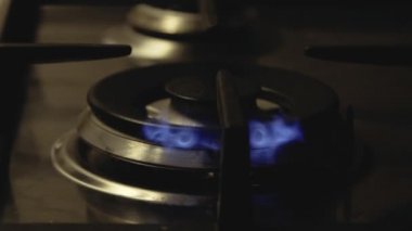 Sobayın üstündeki elektrikli ocak arka planı. Hızlı tutuşma.