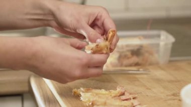 Dişi eller kavurma için karides soyuyor. Yavaş yavaş