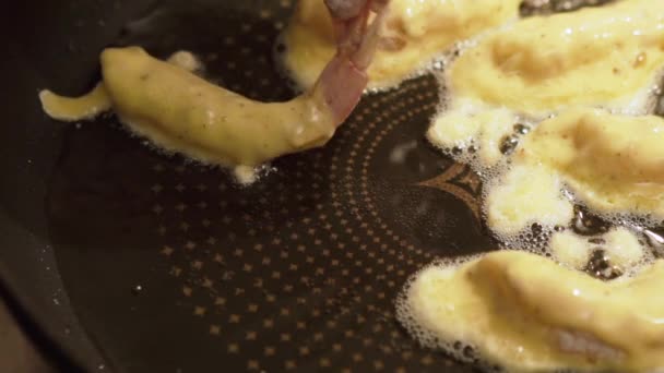 Blick auf das Kochen gebratener gebratener Garnelen in Pfanne. Nahaufnahme — Stockvideo