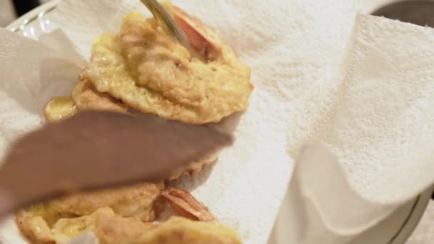 Porción de camarones fritos en un plato con servilleta blanca — Vídeos de Stock