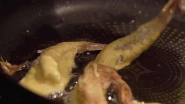 Верхний вид приготовления жареных креветок на сковородке — стоковое видео