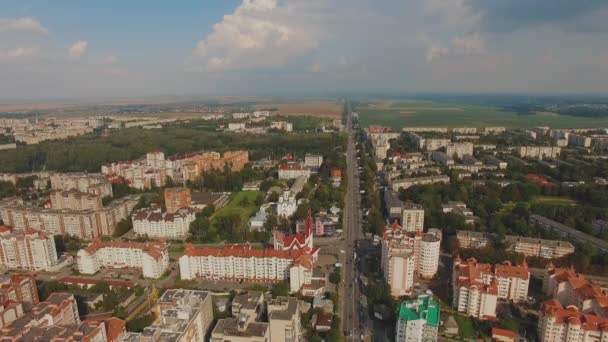 Veduta aerea della vita cittadina con edifici colorati e traffico. 4K — Video Stock