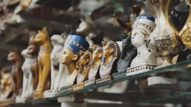 Pazar tezgahlarındaki Mısırlı hediyelik eşyaların manzarası