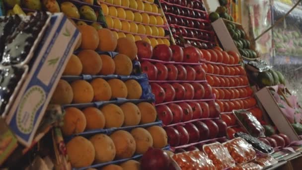 Uitzicht op fruitwinkel voor toeristen. 4k. — Stockvideo