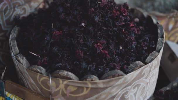 Vista do armazenamento de folhas de chá de hibisco no mercado — Vídeo de Stock