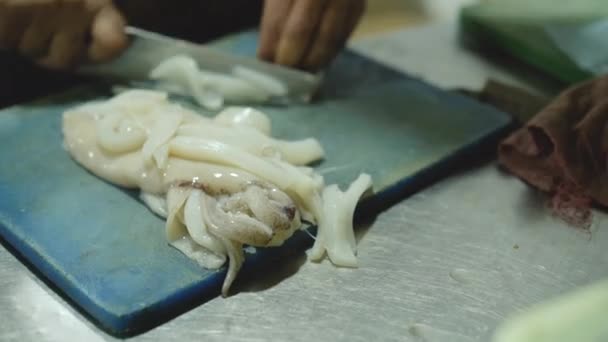 Utsikt över skärande bläckfiskar för matlagning. 4k. — Stockvideo