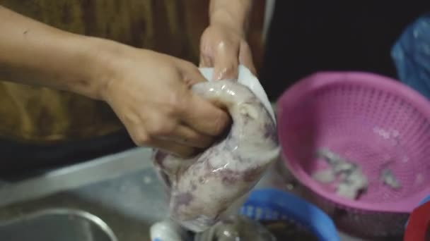 Zicht op afpelende octopussen voor het koken. 4k — Stockvideo