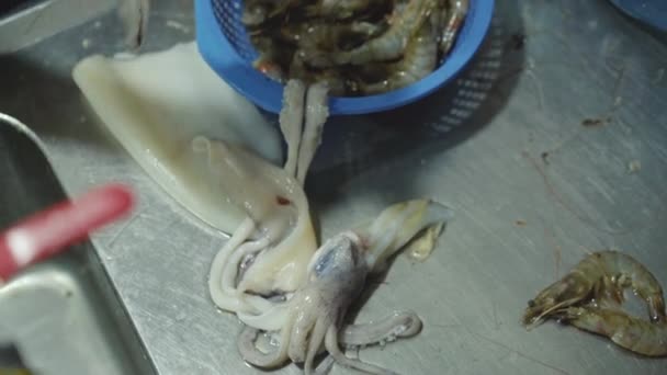 Zicht op afpelende octopussen en garnalen om te koken. 4k — Stockvideo