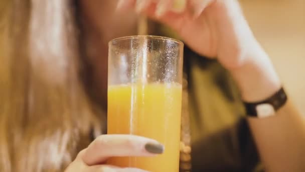 Mão feminina irreconhecível mexendo suco e abra a garrafa de água — Vídeo de Stock