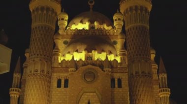 Eski şehrin dışındaki gece camilerinin manzarası. 4k