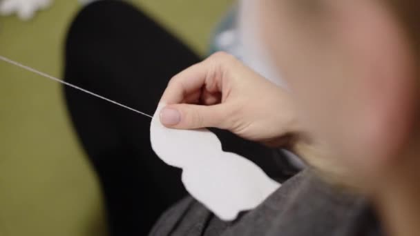 Mãos femininas costura de linho brinquedos infantis — Vídeo de Stock