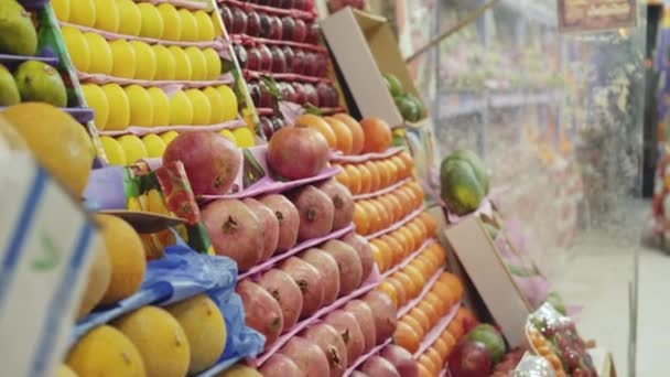 Frukt säljer på butik bås för turister. 4k — Stockvideo