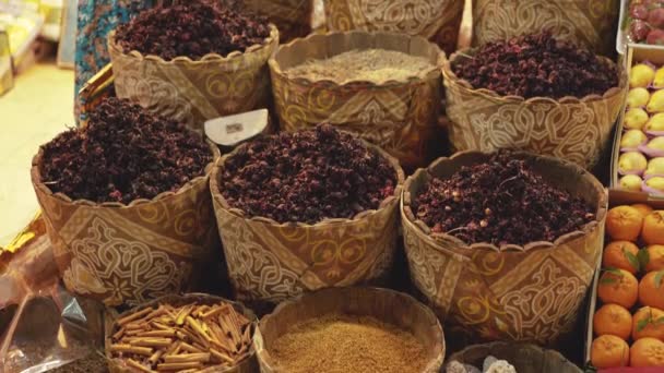 Vista sobre folhas de chá de hibisco e ervas diferentes no mercado. 4K — Vídeo de Stock