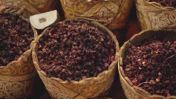 Vista sobre folhas de chá de hibisco e ervas diferentes na loja — Vídeo de Stock