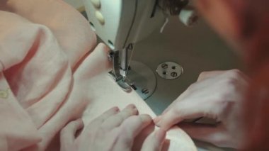 Dikiş makinesi ile kumaşın dikişini dikiş makro görünümü