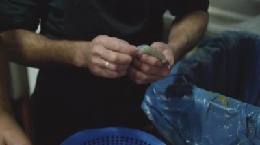 Yemek pişirmek için kraliyet karideslerini soyma manzarası. 4k