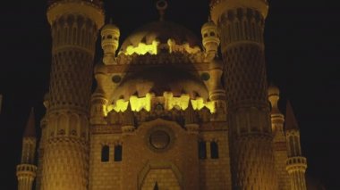 Eski şehrin dışındaki gece camilerinin manzarası. 4k