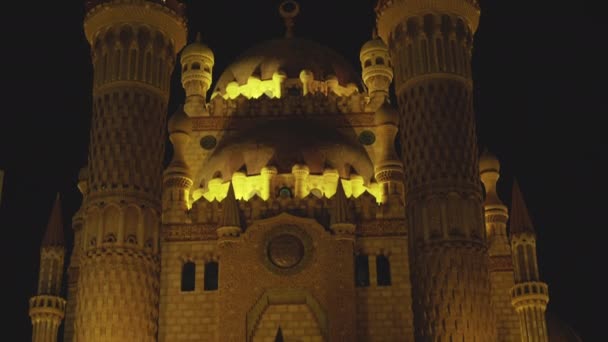 Vista del exterior de las mezquitas nocturnas en la ciudad vieja. 4K — Vídeos de Stock